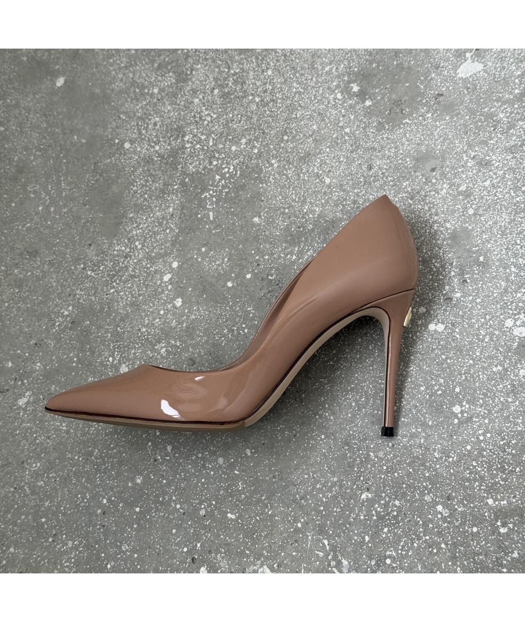 DOLCE&GABBANA Бежевые лодочки на низком каблуке из лакированной кожи, фото 10