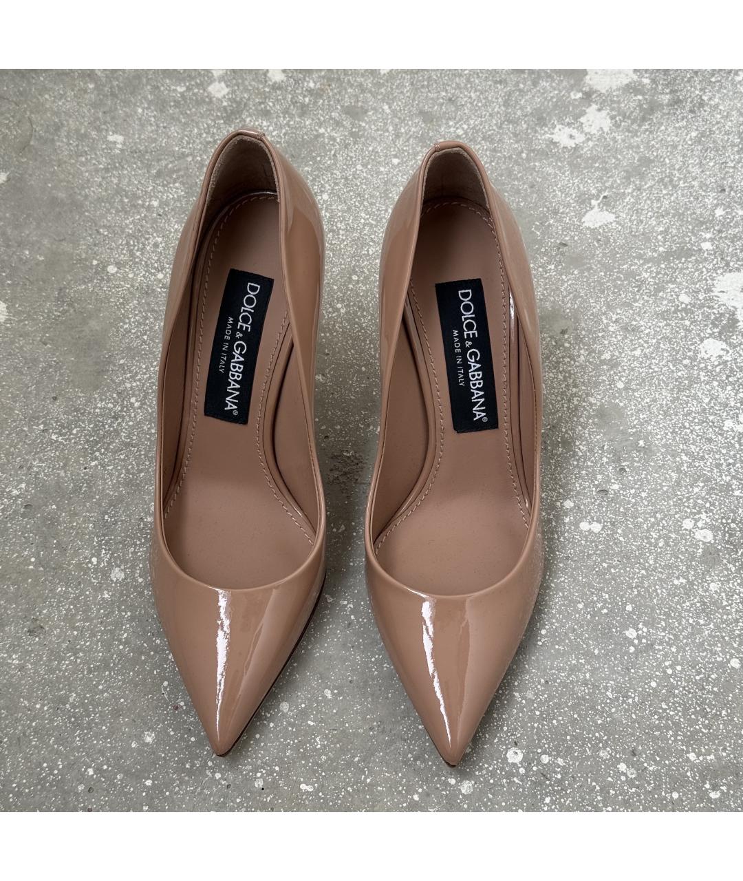 DOLCE&GABBANA Бежевые лодочки на низком каблуке из лакированной кожи, фото 5