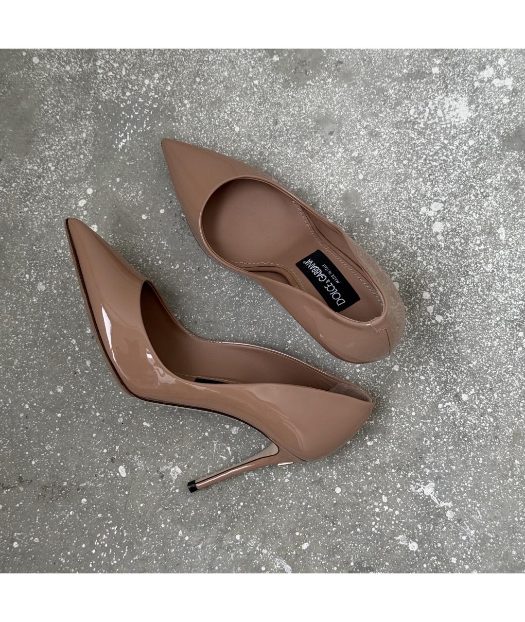 DOLCE&GABBANA Бежевые лодочки на низком каблуке из лакированной кожи, фото 9