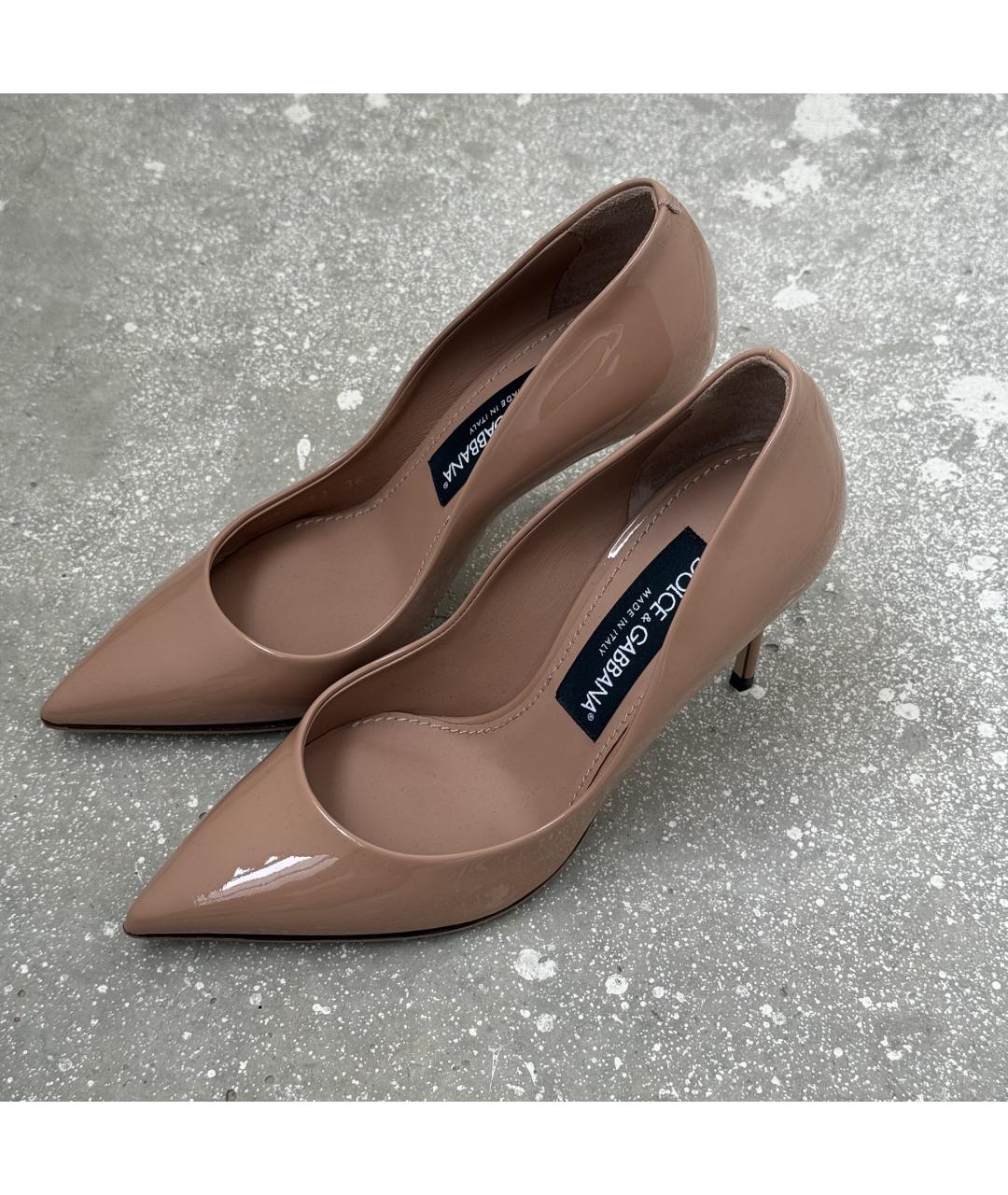 DOLCE&GABBANA Бежевые лодочки на низком каблуке из лакированной кожи, фото 8