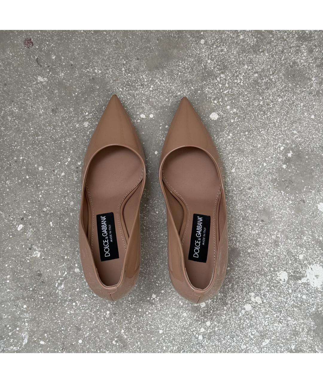 DOLCE&GABBANA Бежевые лодочки на низком каблуке из лакированной кожи, фото 7