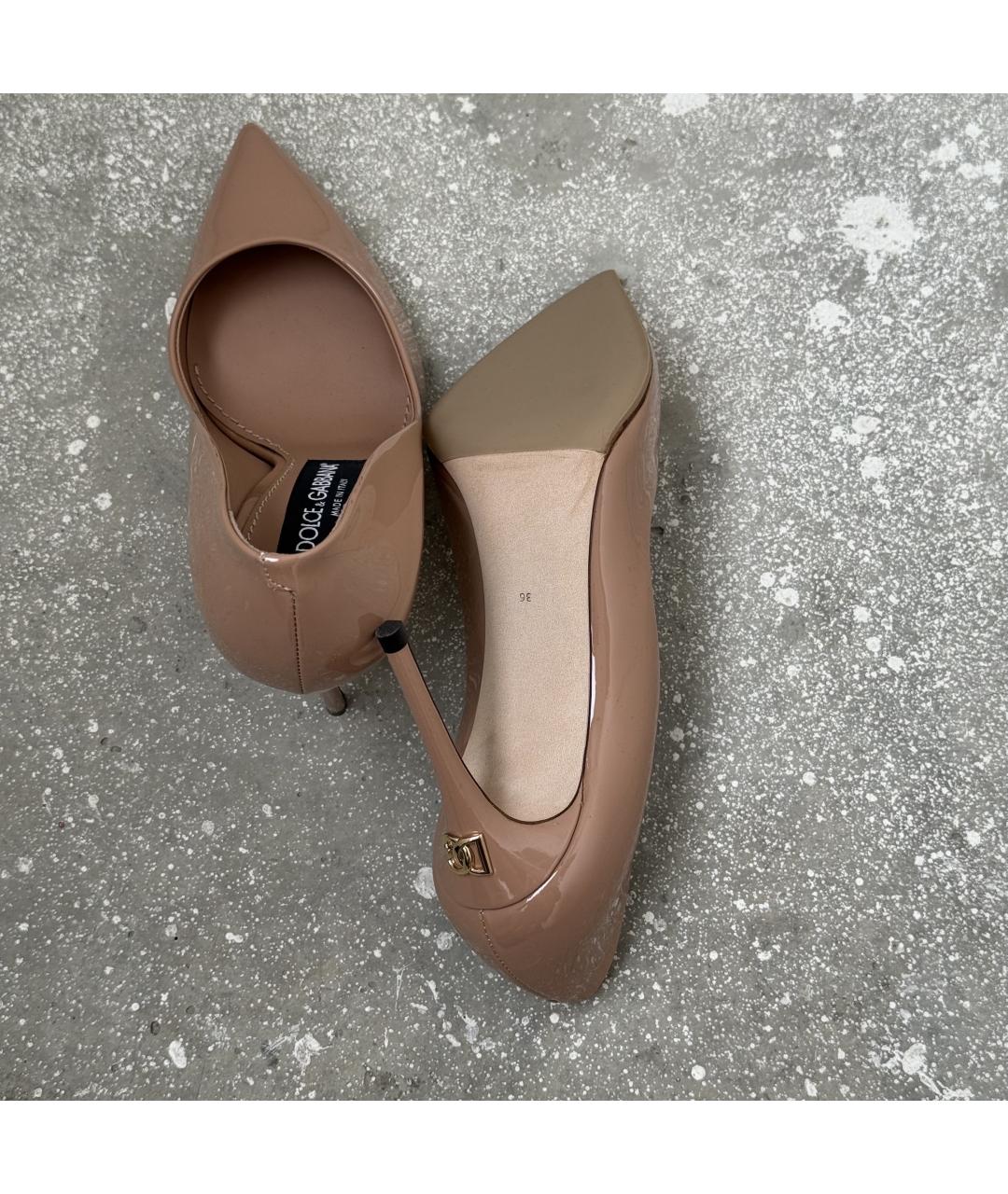 DOLCE&GABBANA Бежевые лодочки на низком каблуке из лакированной кожи, фото 3