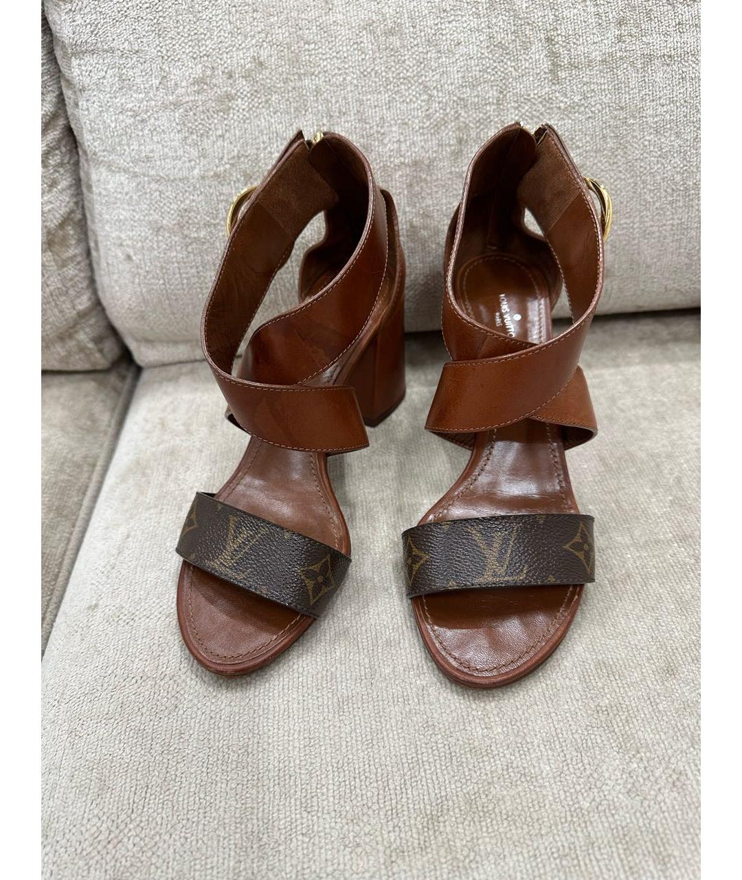 LOUIS VUITTON Коричневые кожаные босоножки, фото 2