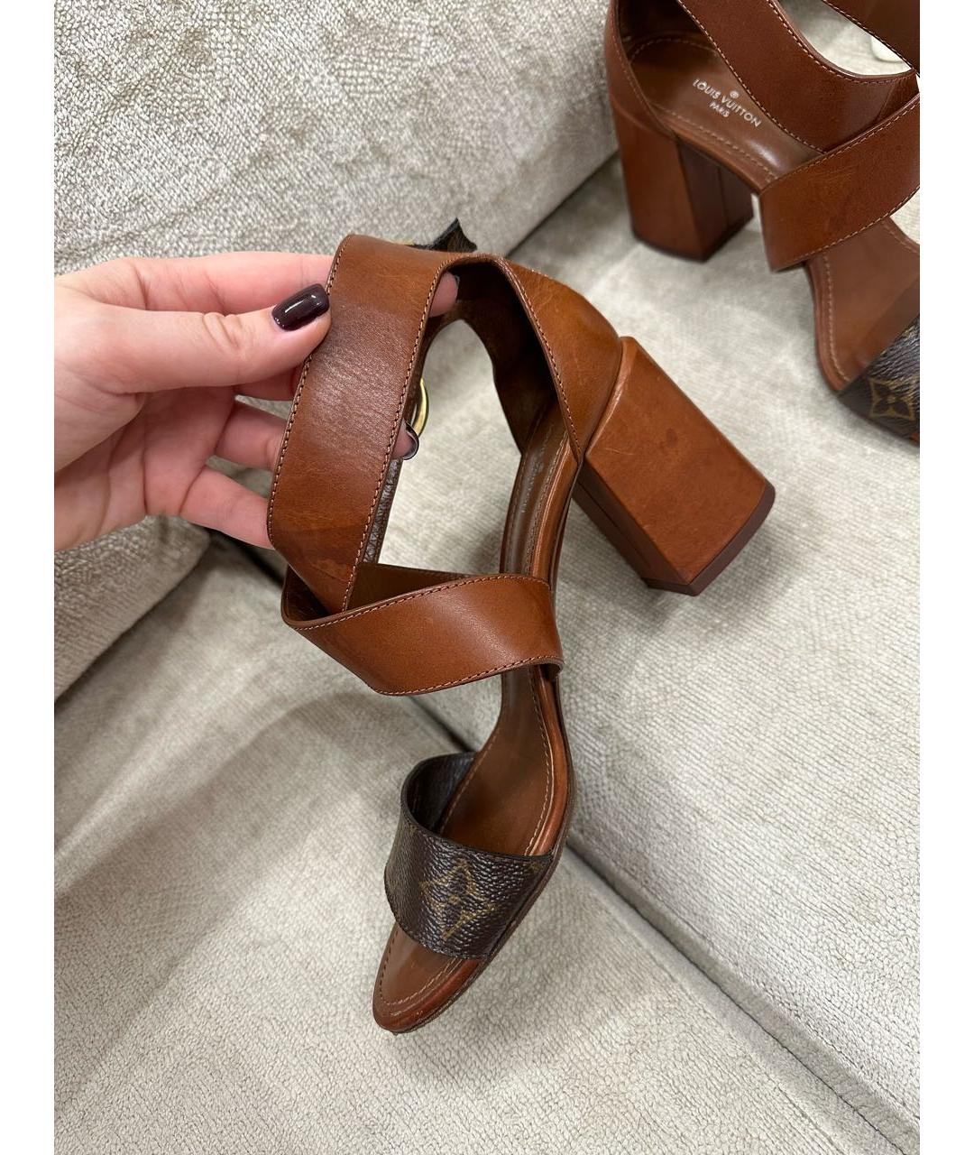 LOUIS VUITTON Коричневые кожаные босоножки, фото 4