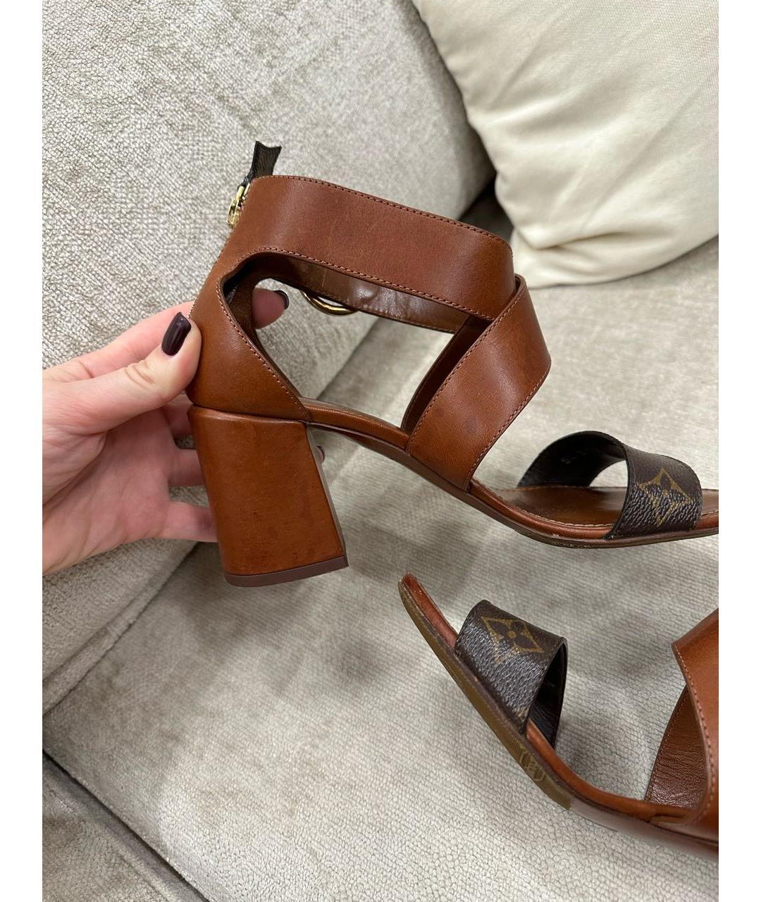 LOUIS VUITTON Коричневые кожаные босоножки, фото 5