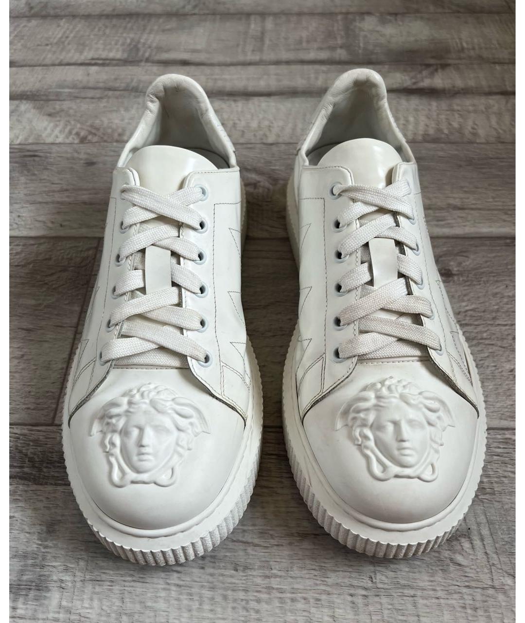 VERSACE Белые кожаные низкие кроссовки / кеды, фото 2