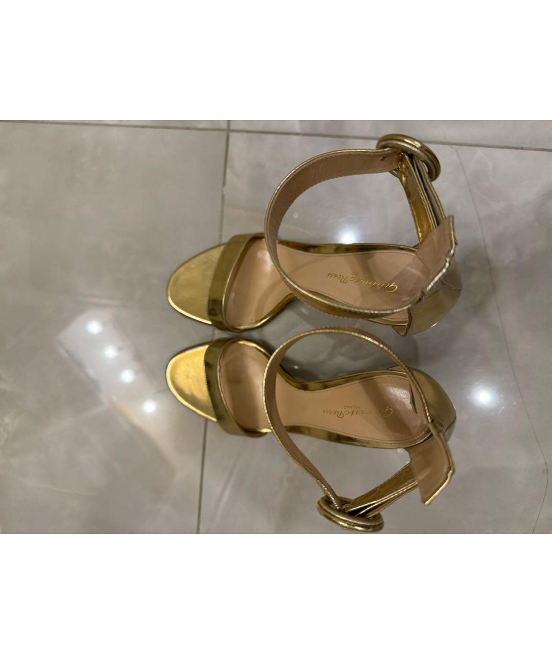 GIANVITO ROSSI Золотые кожаные босоножки, фото 3