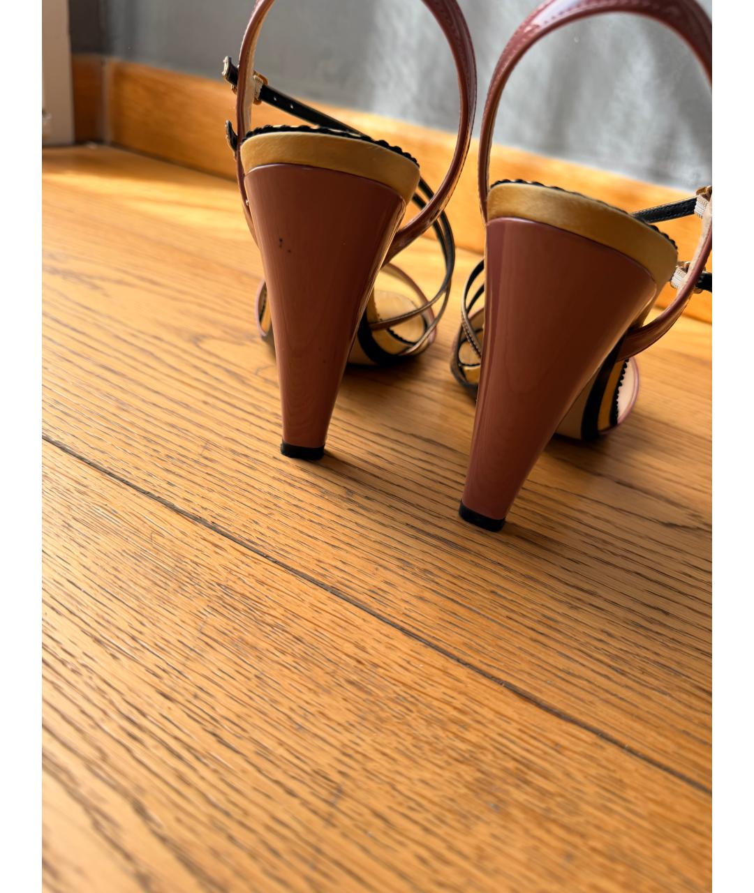 NO. 21 Розовые босоножки из лакированной кожи, фото 3