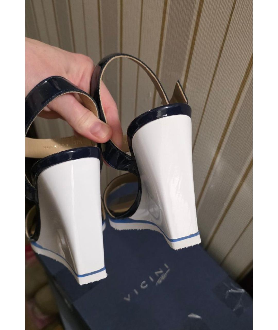 VICINI Темно-синие босоножки из лакированной кожи, фото 3