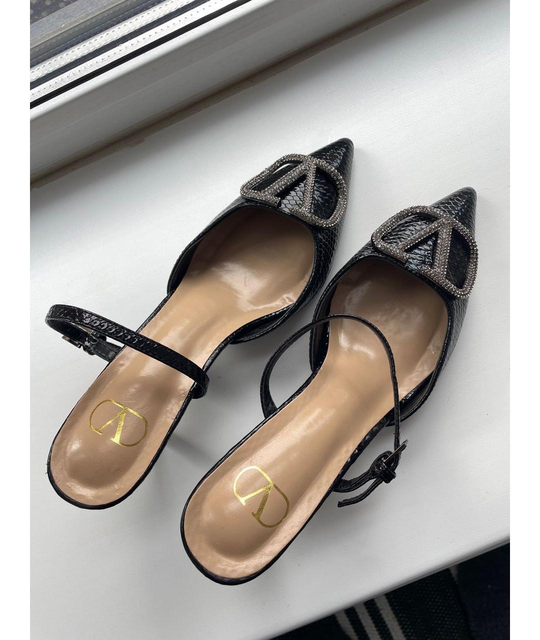 VALENTINO Черные лодочки на низком каблуке из лакированной кожи, фото 8