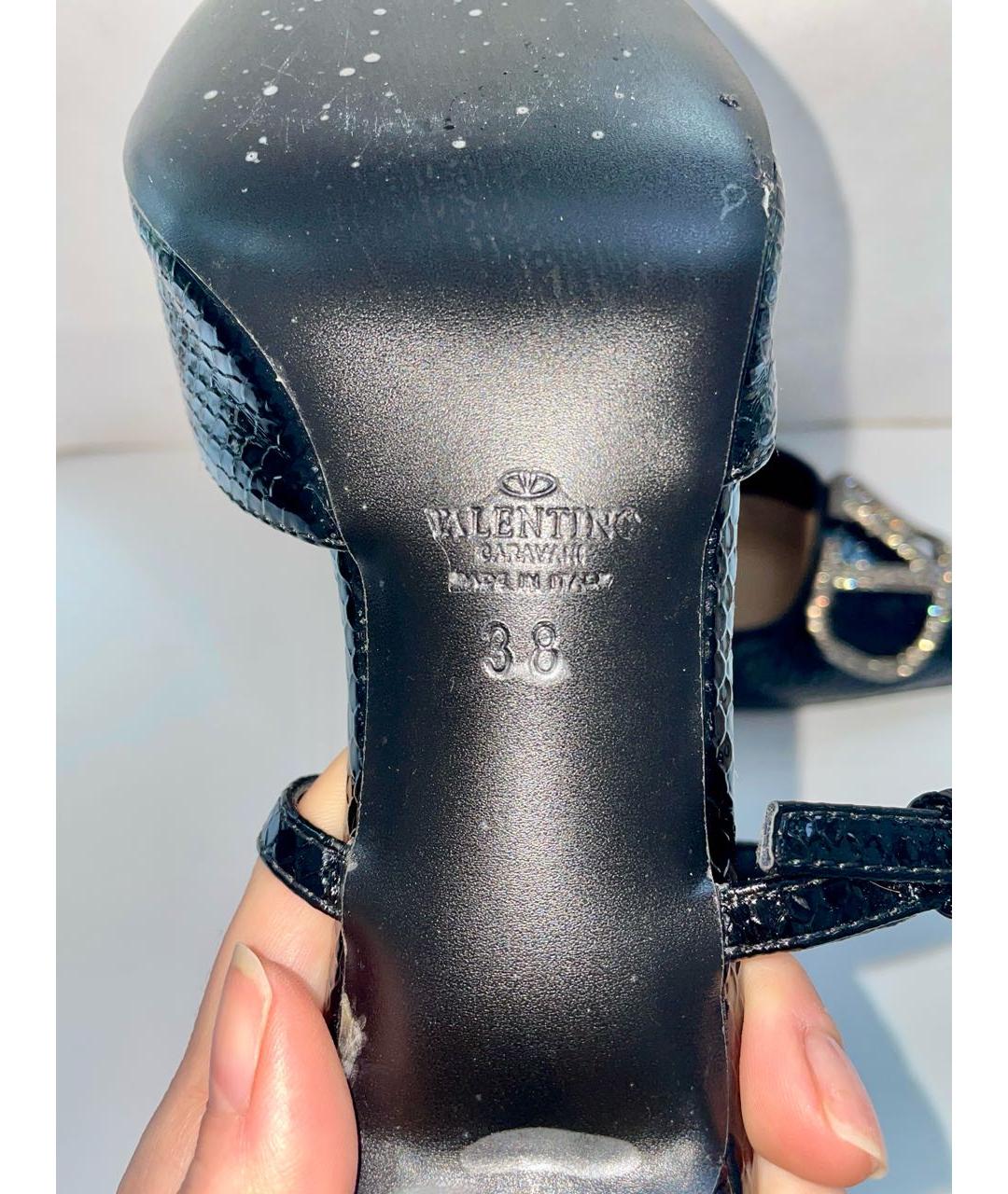 VALENTINO Черные лодочки на низком каблуке из лакированной кожи, фото 5
