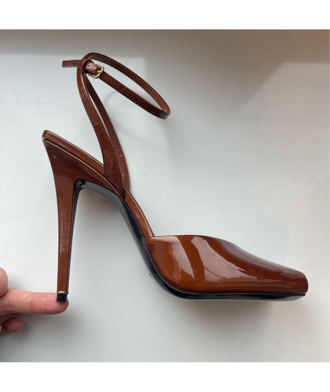 SAINT LAURENT Коричневые босоножки из лакированной кожи, фото 5