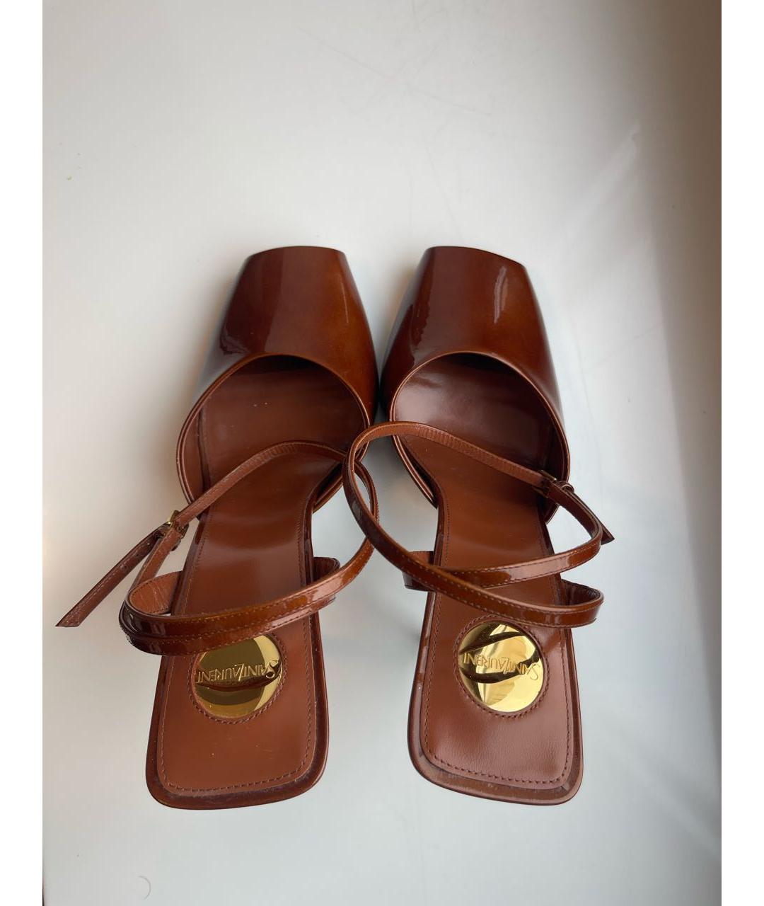 SAINT LAURENT Коричневые босоножки из лакированной кожи, фото 3