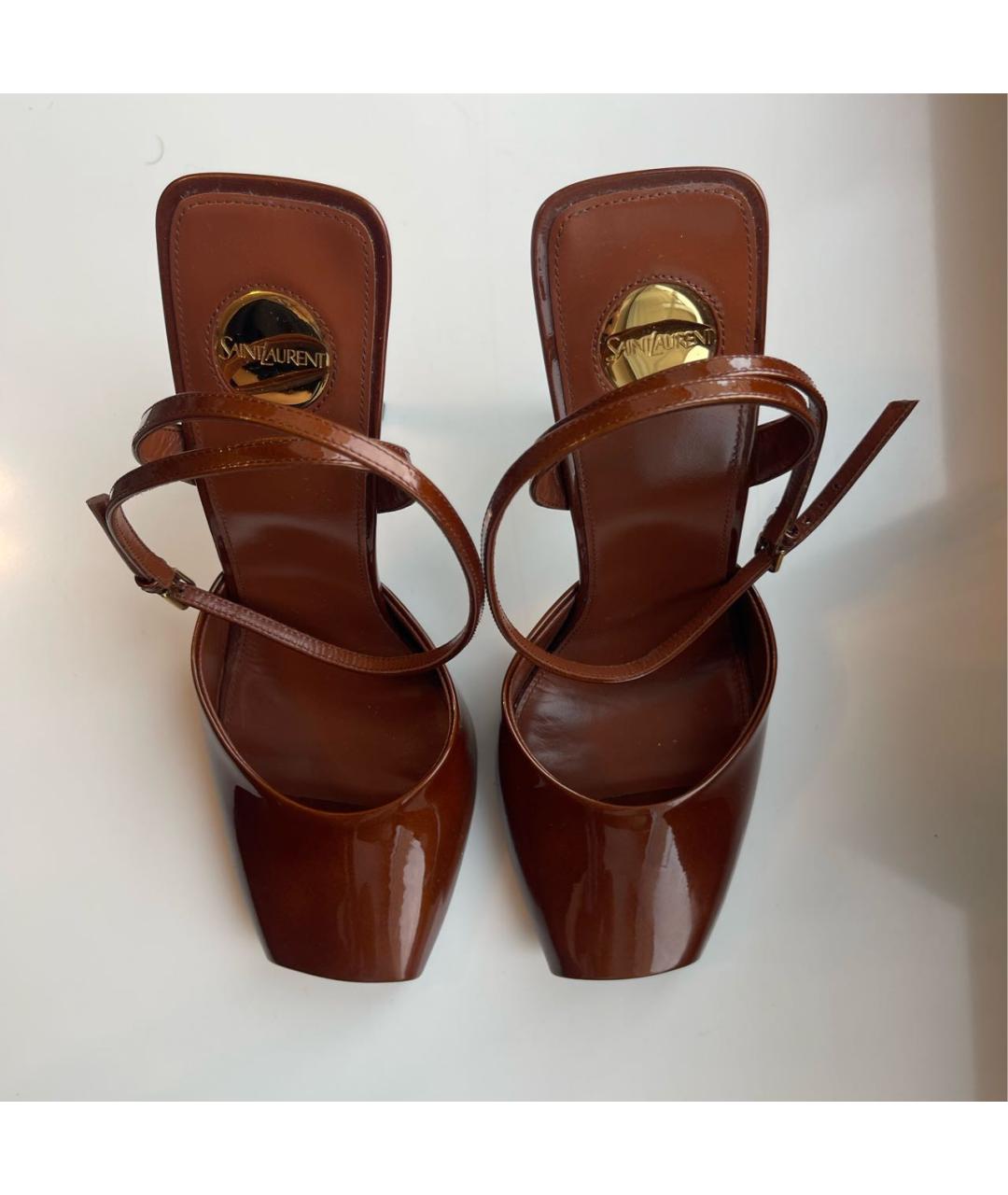 SAINT LAURENT Коричневые босоножки из лакированной кожи, фото 2