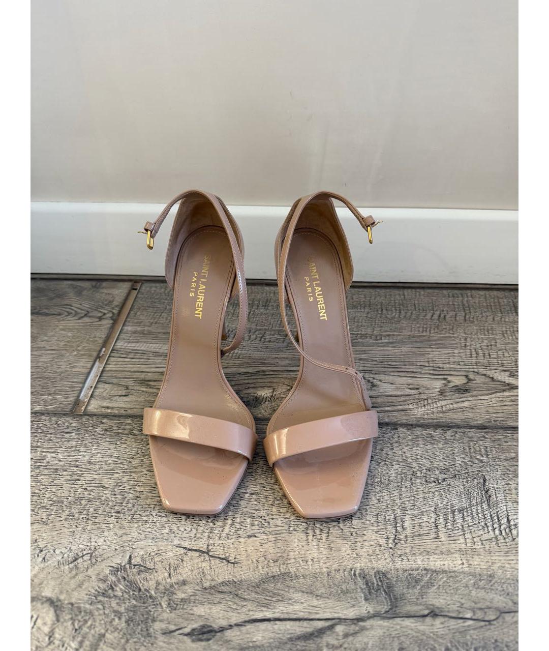 SAINT LAURENT Бежевые босоножки из лакированной кожи, фото 2