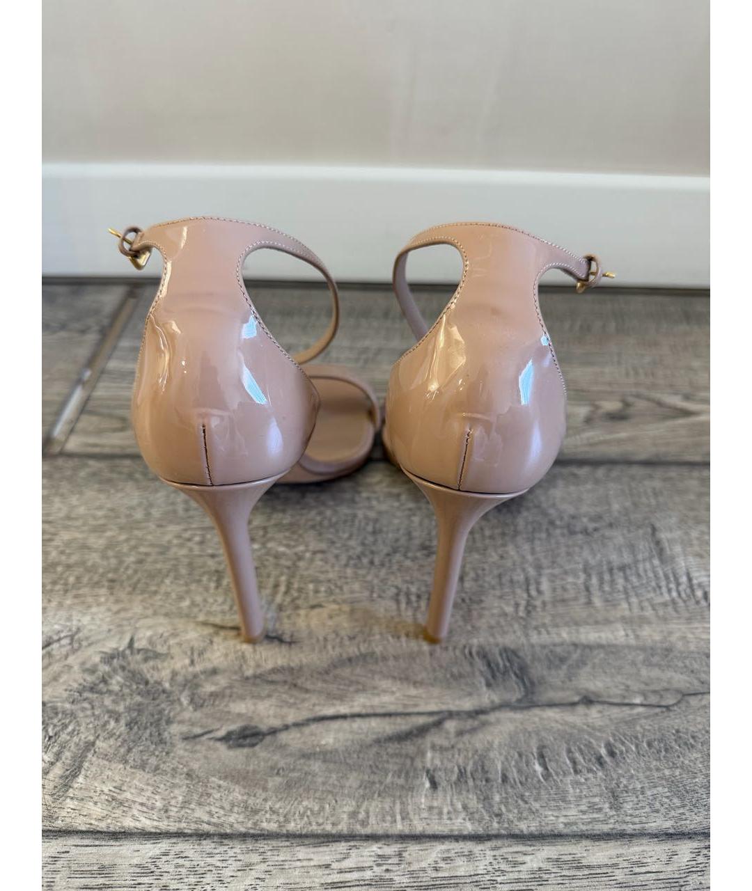 SAINT LAURENT Бежевые босоножки из лакированной кожи, фото 4