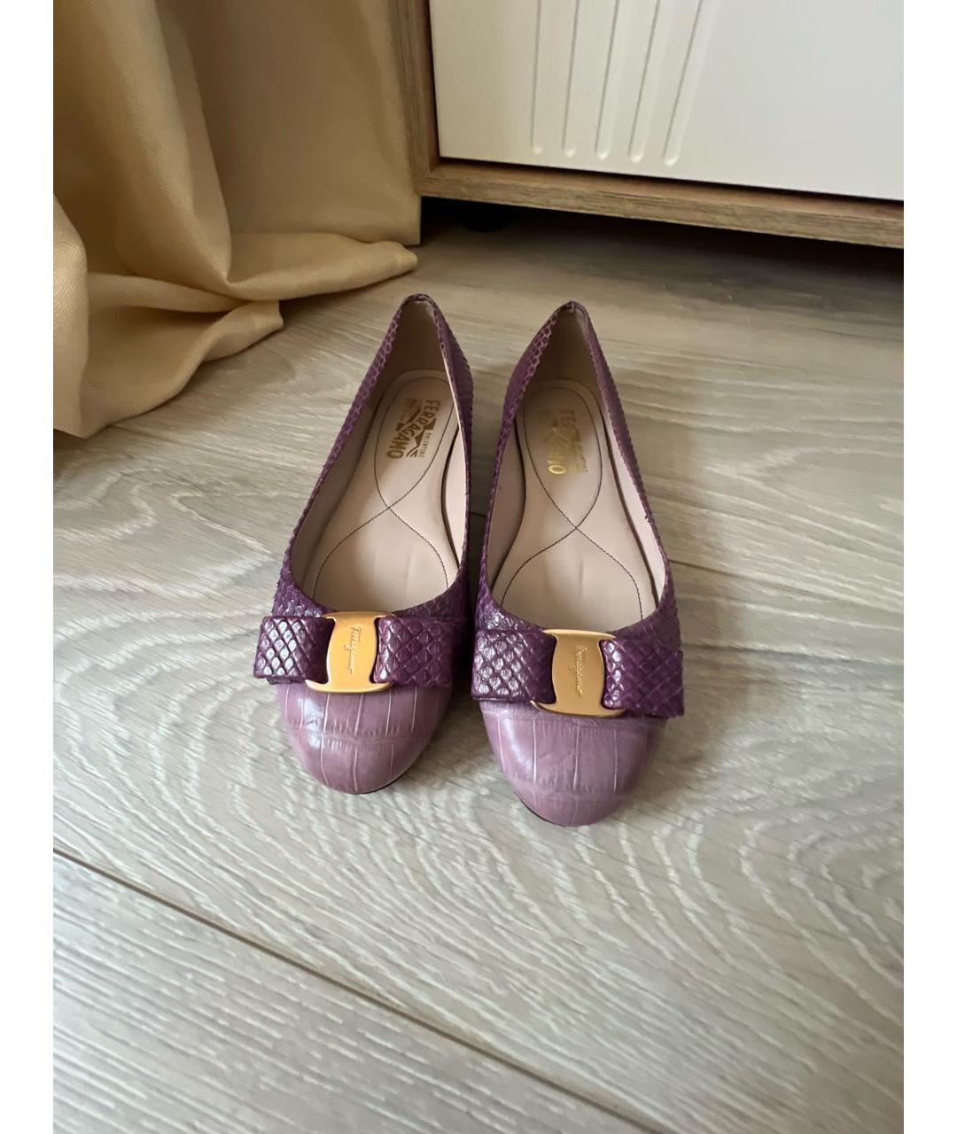 FERRAGAMO Фиолетовые балетки из экзотической кожи, фото 2