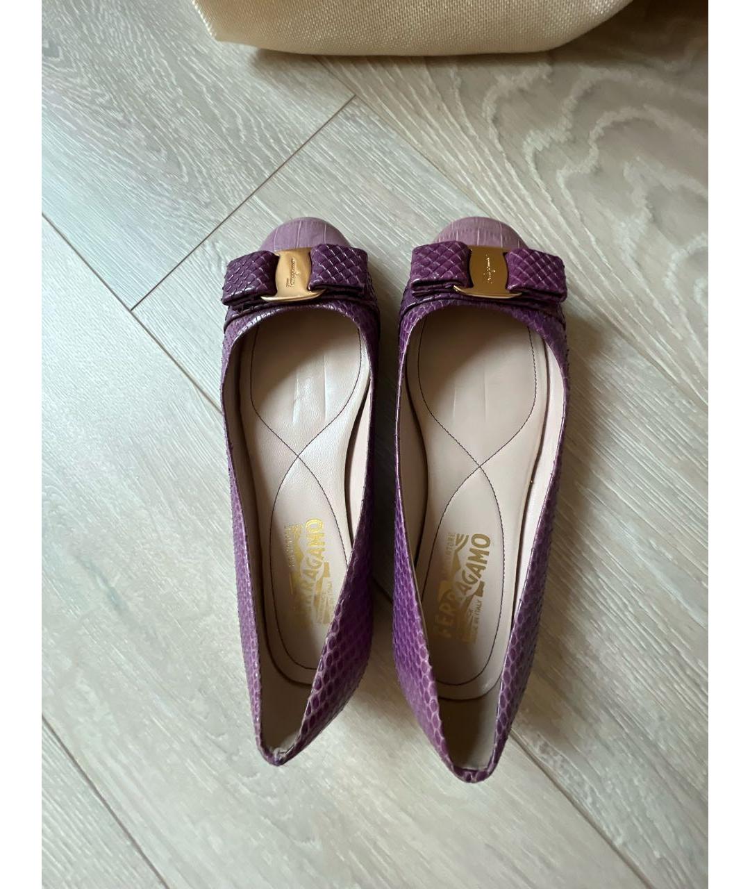 FERRAGAMO Фиолетовые балетки из экзотической кожи, фото 3