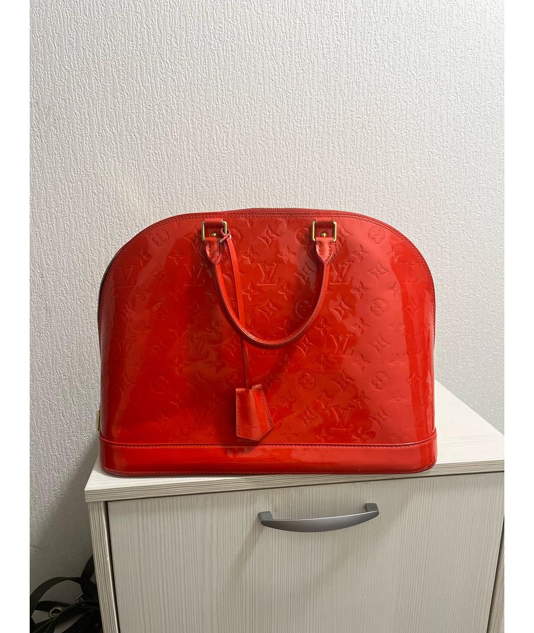 LOUIS VUITTON Красная сумка с короткими ручками из лакированной кожи, фото 9