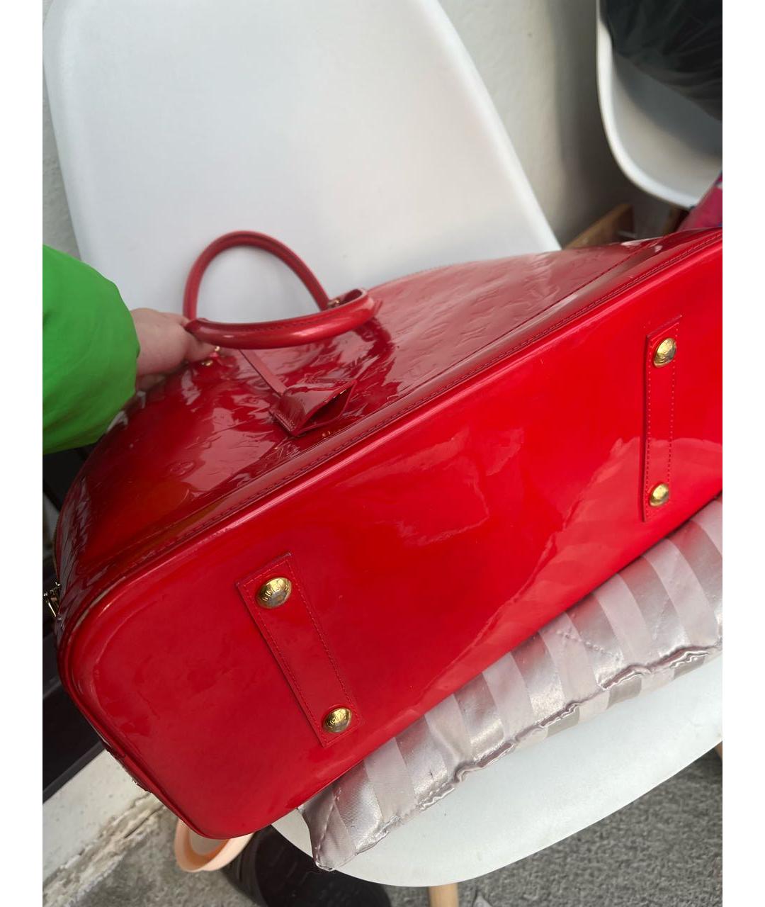 LOUIS VUITTON Красная сумка с короткими ручками из лакированной кожи, фото 7