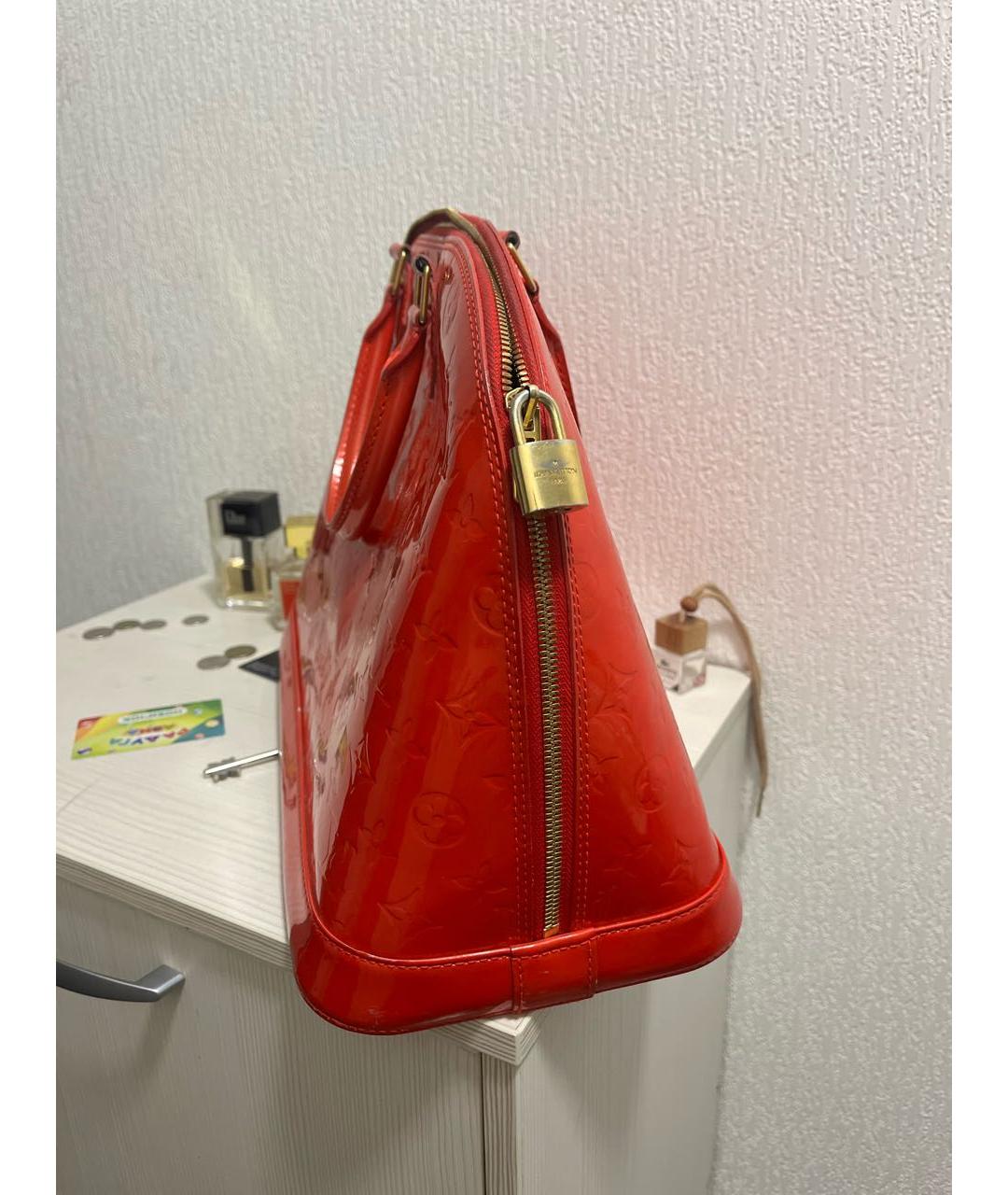 LOUIS VUITTON Красная сумка с короткими ручками из лакированной кожи, фото 3