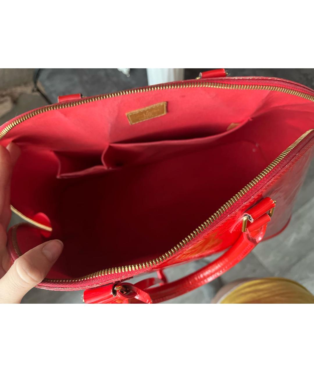 LOUIS VUITTON Красная сумка с короткими ручками из лакированной кожи, фото 4