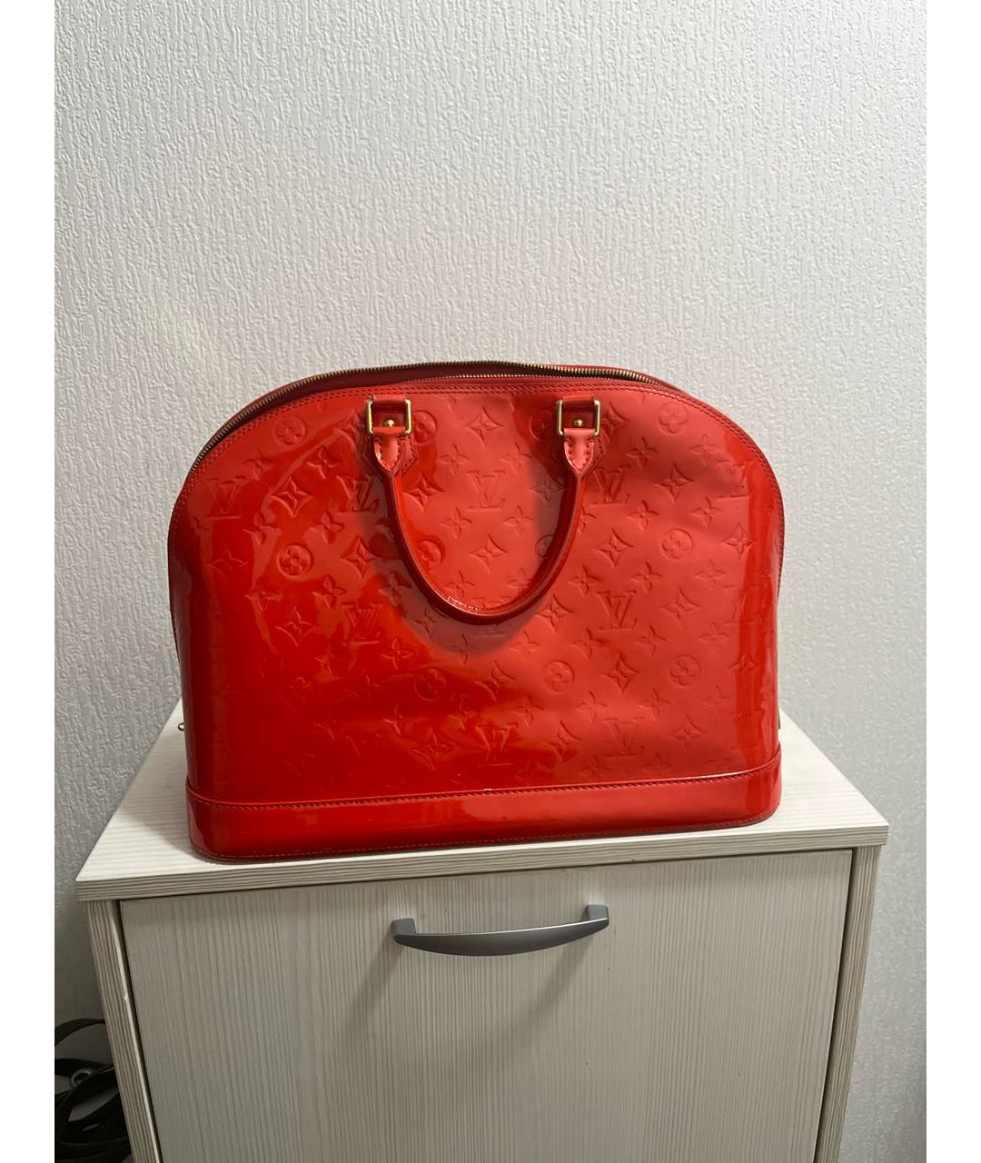 LOUIS VUITTON Красная сумка с короткими ручками из лакированной кожи, фото 2