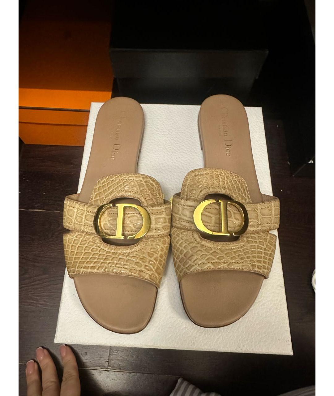 CHRISTIAN DIOR Бежевые шлепанцы из экзотической кожи, фото 2