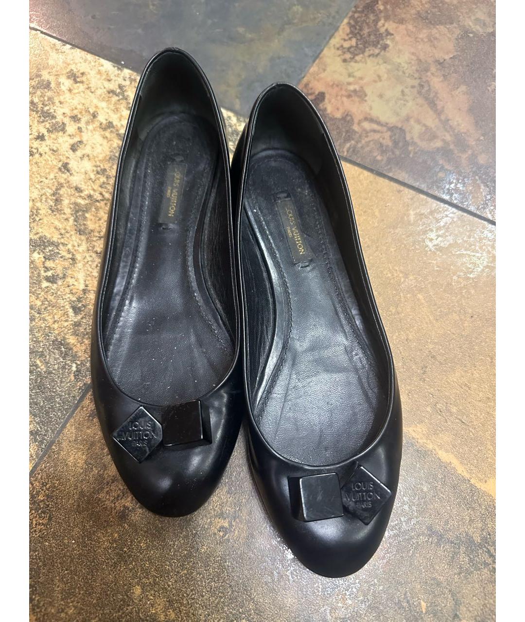 LOUIS VUITTON Черные кожаные балетки, фото 2