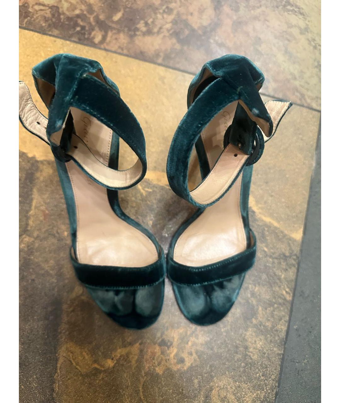GIANVITO ROSSI Зеленые бархатные босоножки, фото 2