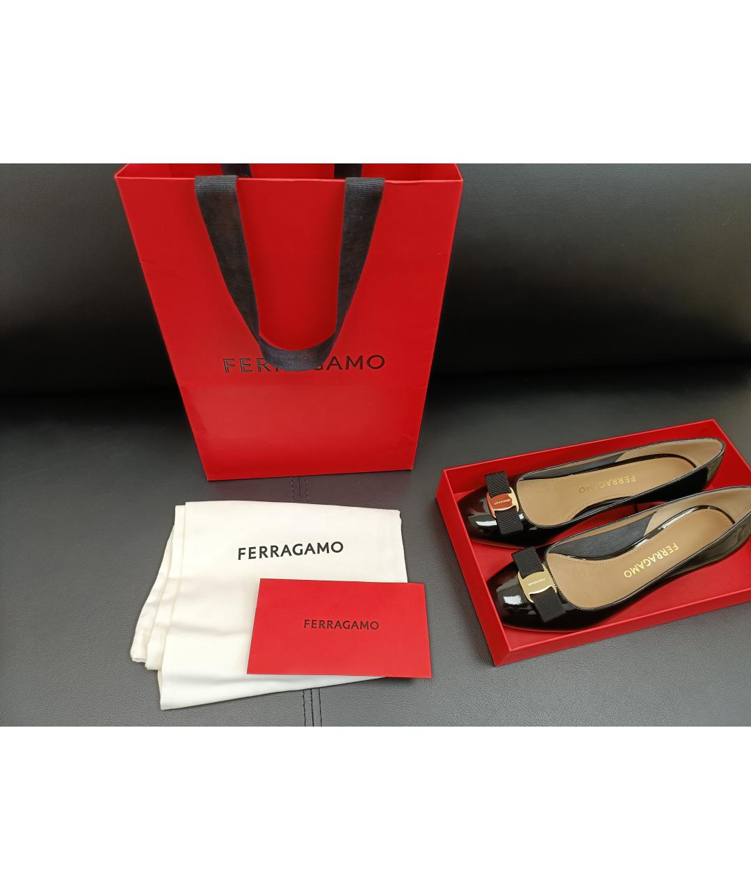 FERRAGAMO Черные лодочки на низком каблуке из лакированной кожи, фото 6