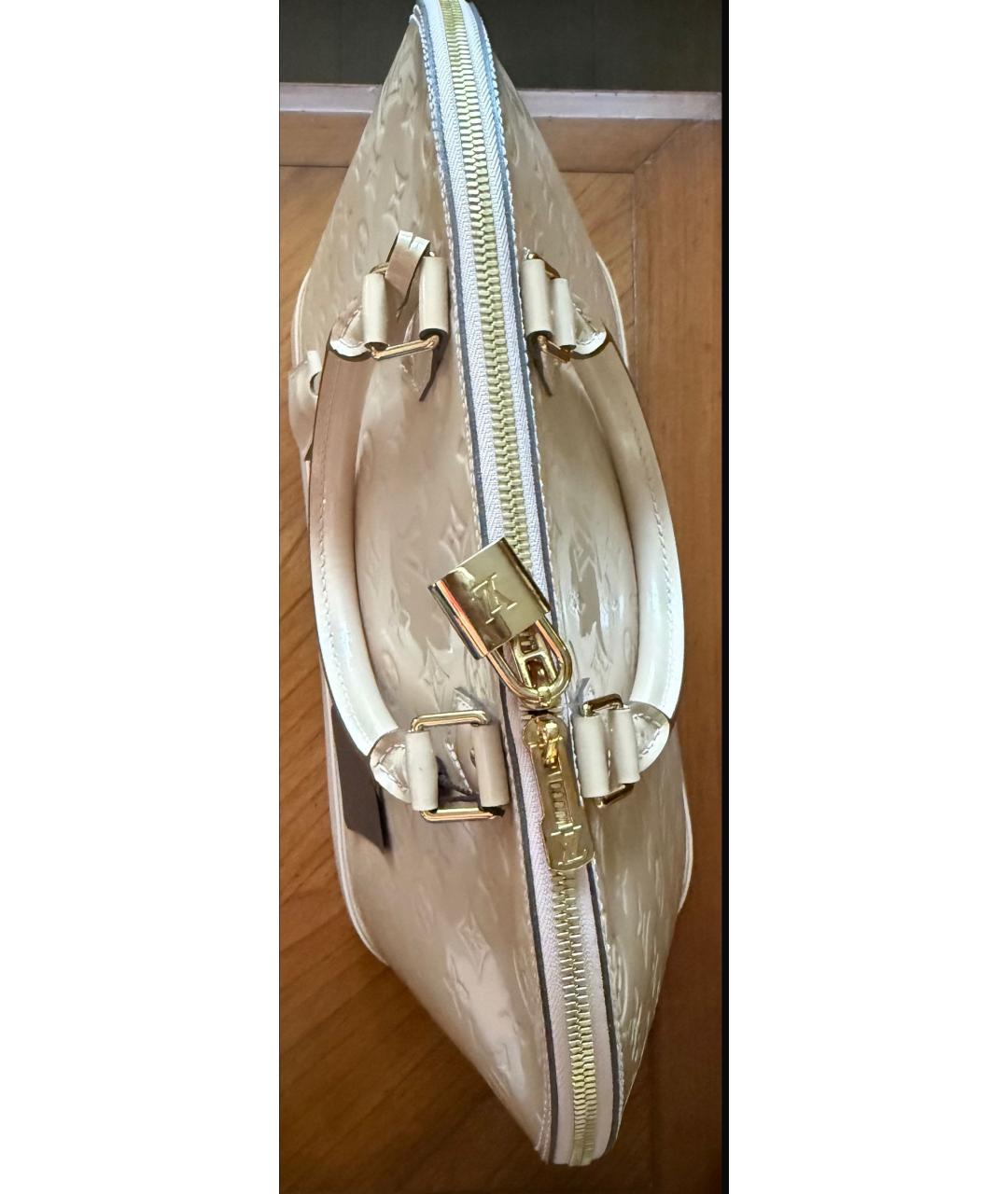 LOUIS VUITTON Бежевая сумка с короткими ручками из лакированной кожи, фото 2