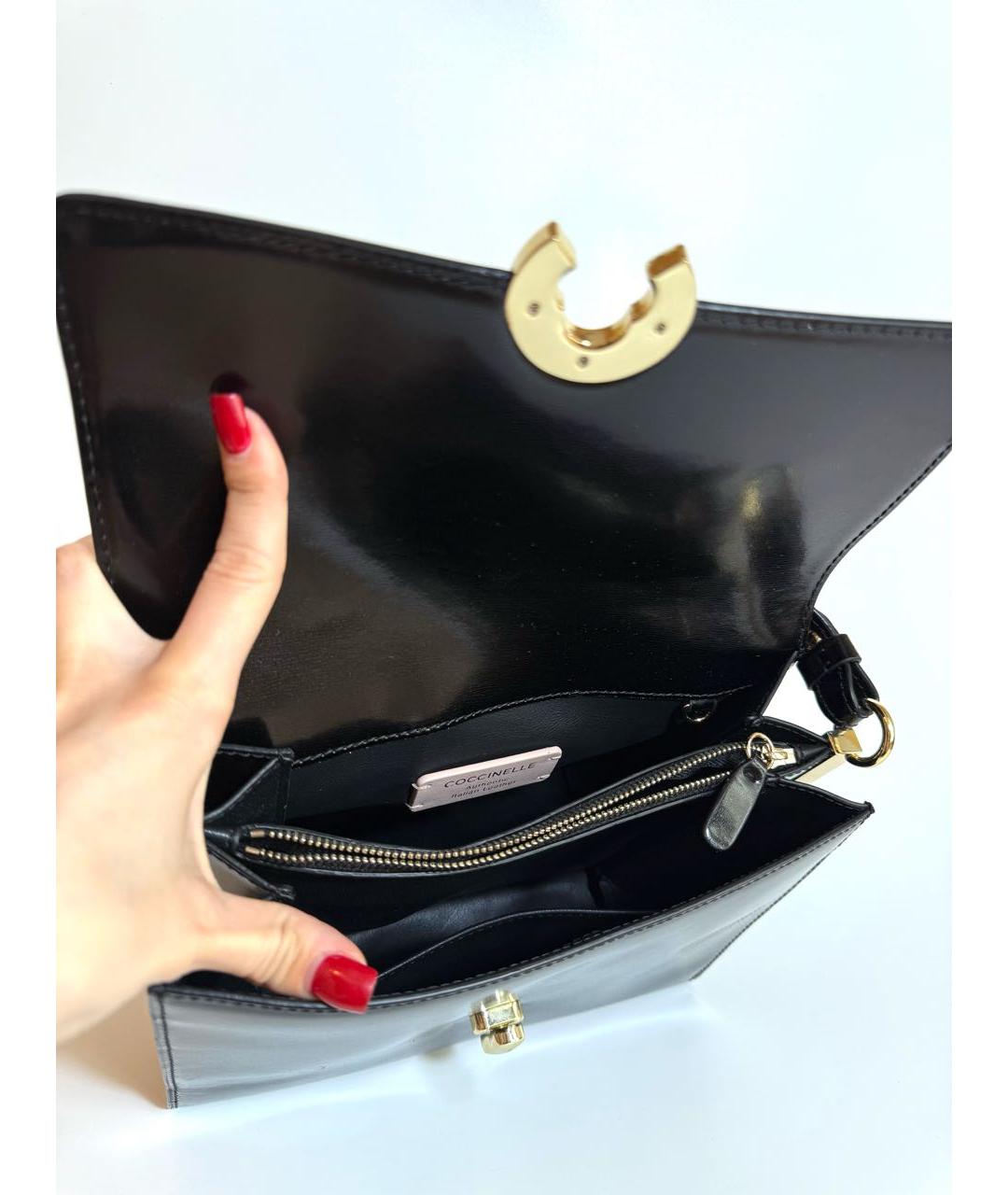 COCCINELLE Черная сумка через плечо из лакированной кожи, фото 5