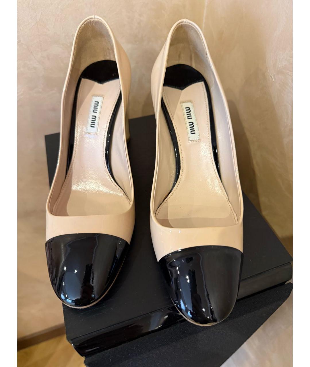 MIU MIU Бежевые туфли из лакированной кожи, фото 2