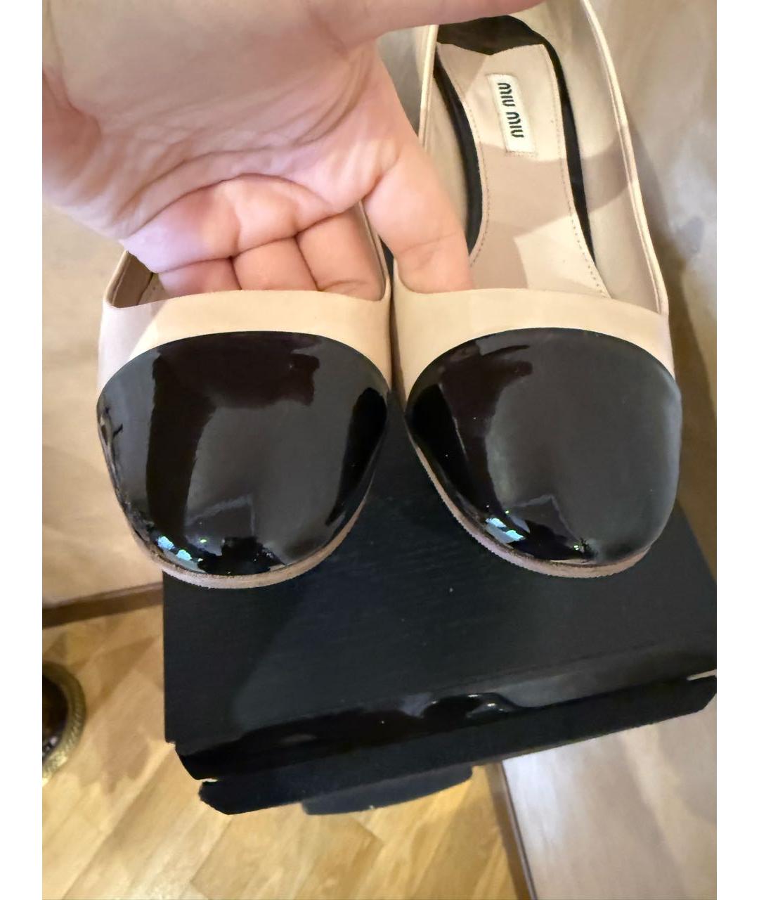 MIU MIU Бежевые туфли из лакированной кожи, фото 6