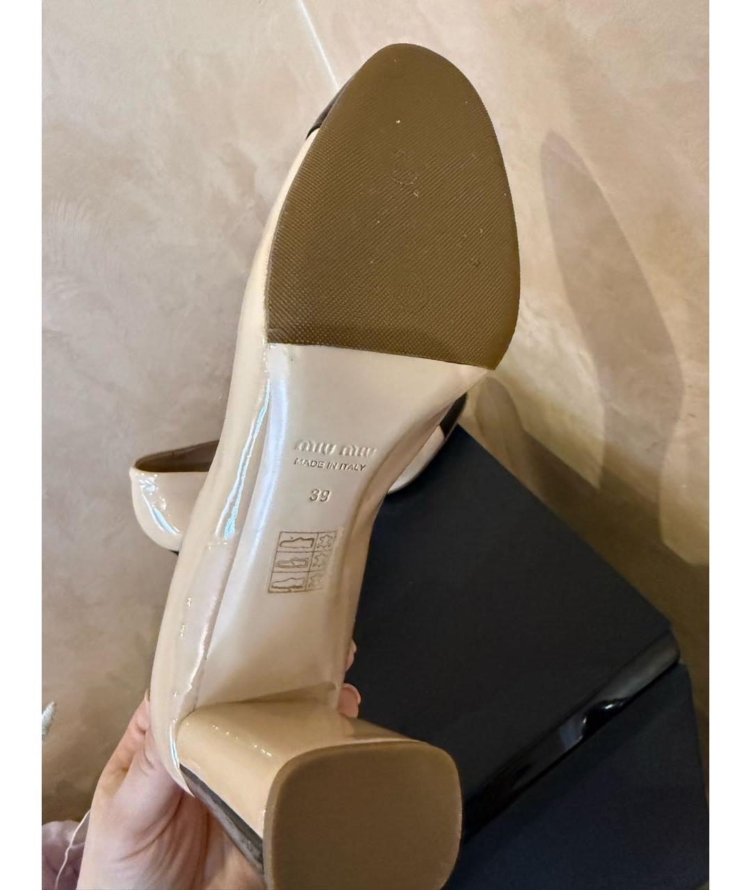 MIU MIU Бежевые туфли из лакированной кожи, фото 5