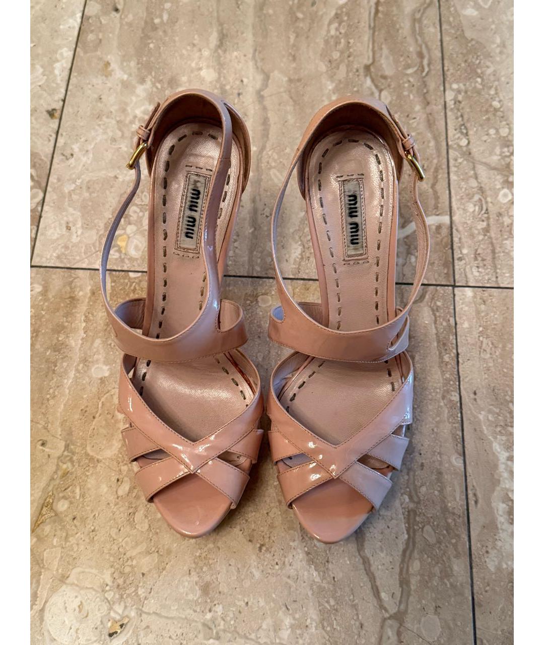 MIU MIU Бежевые босоножки из лакированной кожи, фото 2