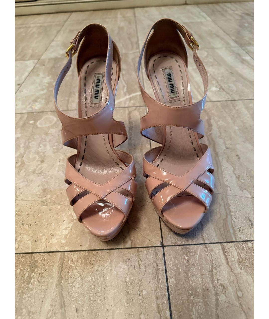 MIU MIU Бежевые босоножки из лакированной кожи, фото 3