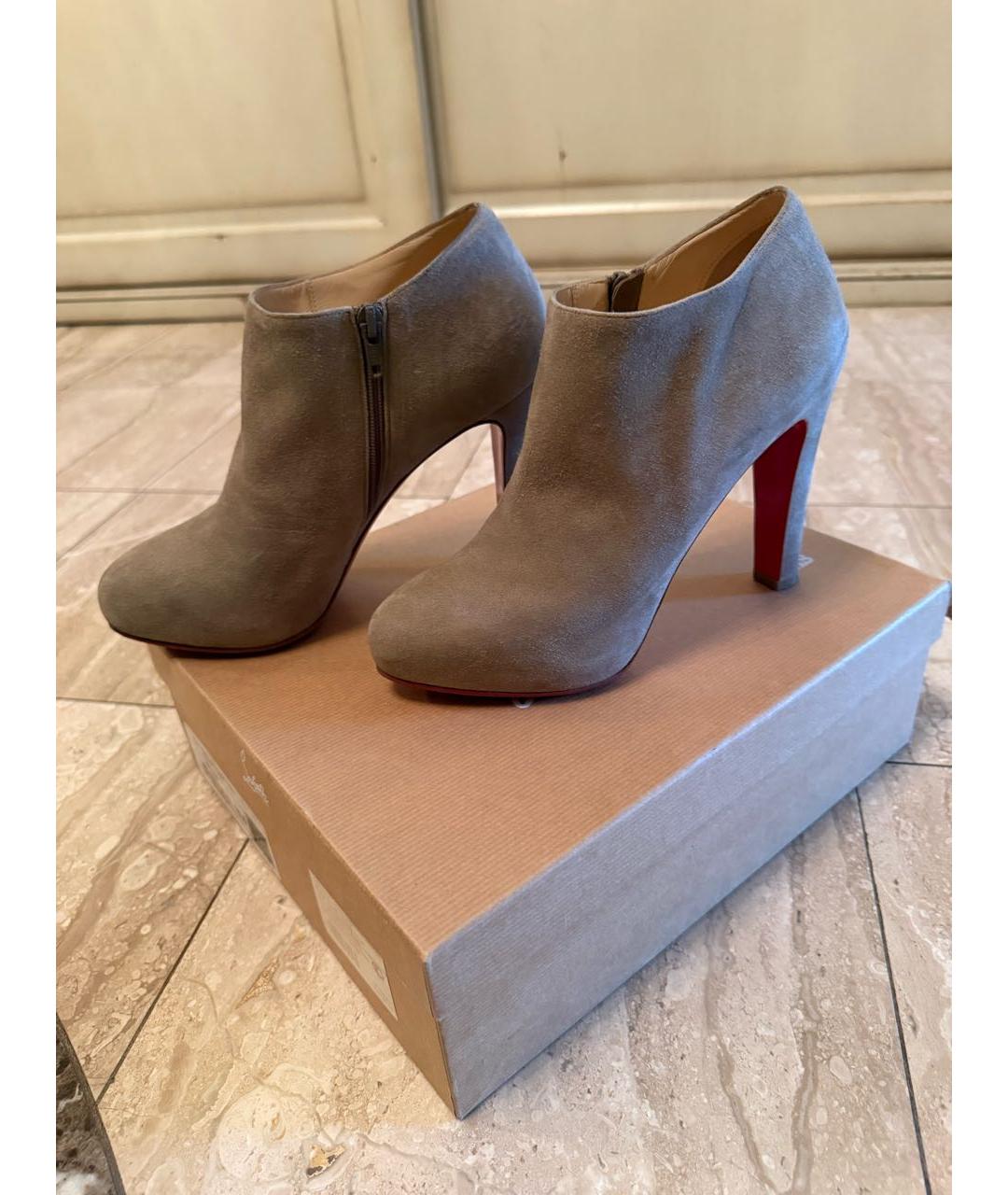 CHRISTIAN LOUBOUTIN Бежевые замшевые ботильоны, фото 2