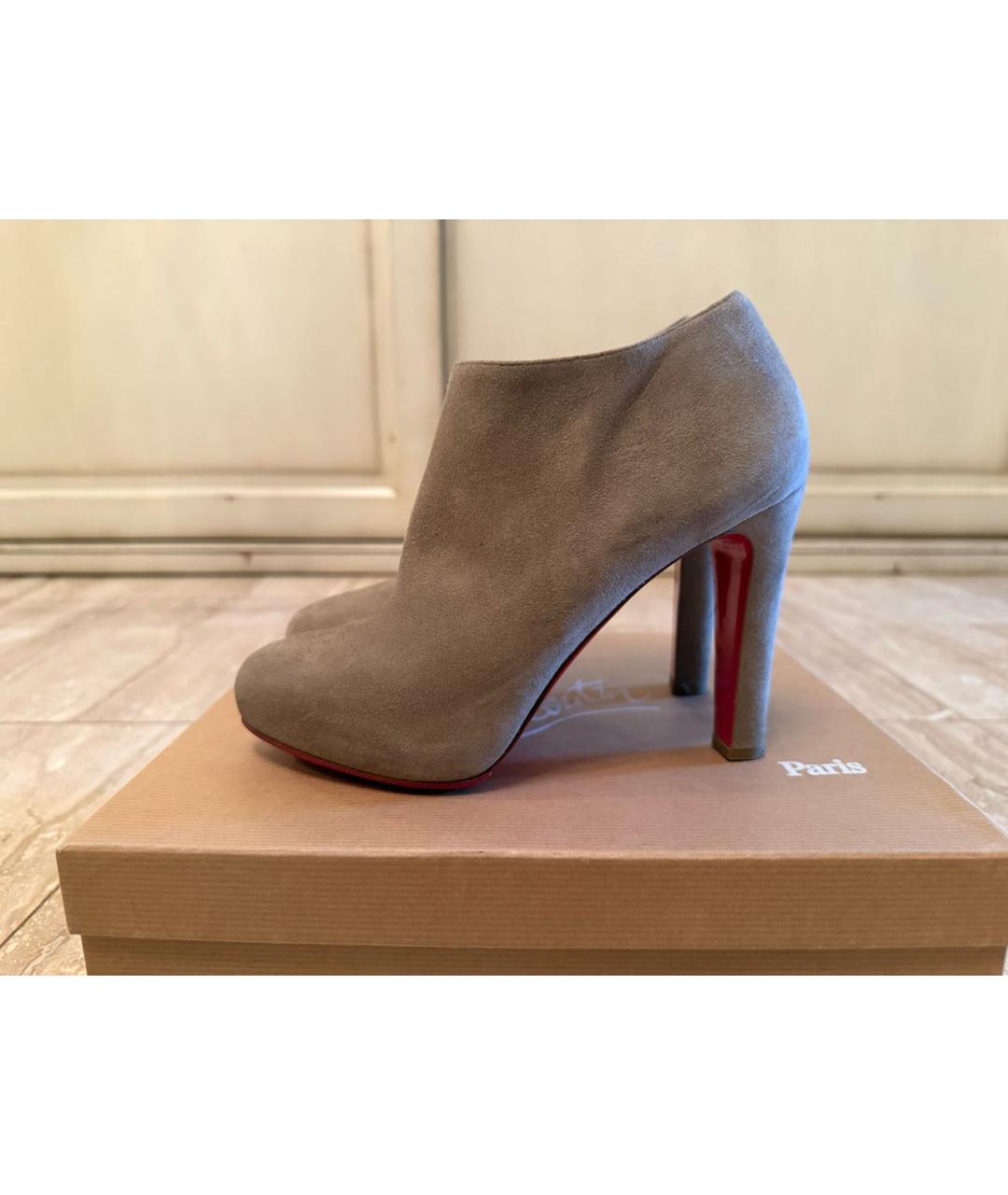 CHRISTIAN LOUBOUTIN Бежевые замшевые ботильоны, фото 8