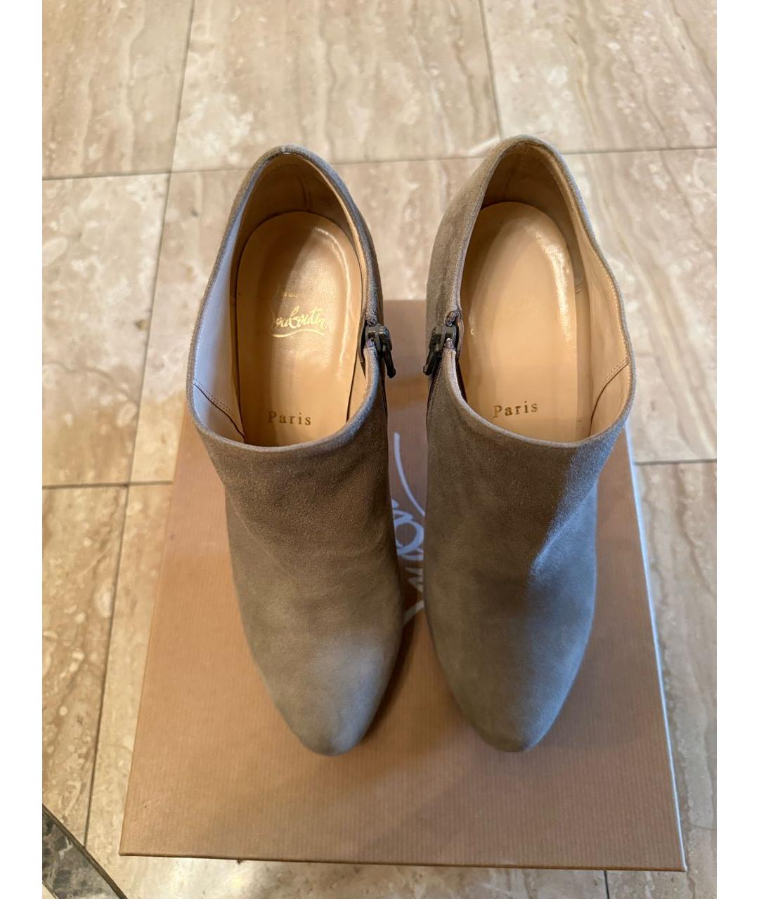 CHRISTIAN LOUBOUTIN Бежевые замшевые ботильоны, фото 3