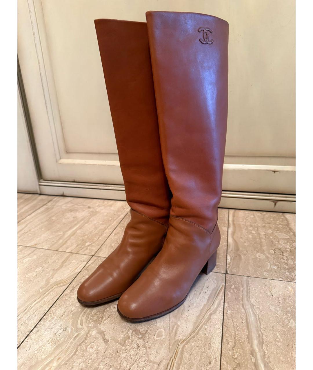 CHANEL Коричневые кожаные сапоги, фото 2