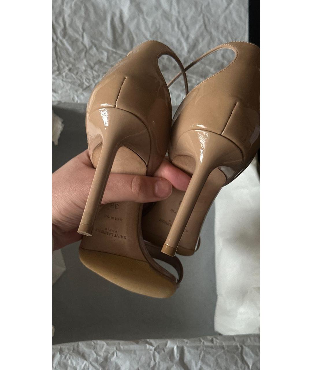 SAINT LAURENT Бежевые босоножки из лакированной кожи, фото 3