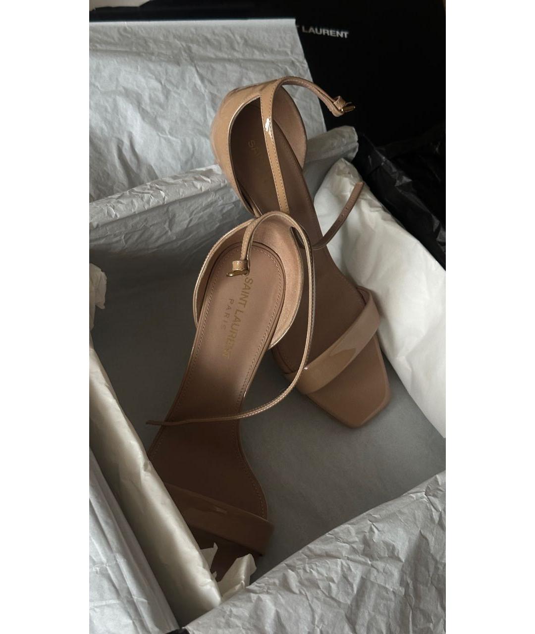 SAINT LAURENT Бежевые босоножки из лакированной кожи, фото 2