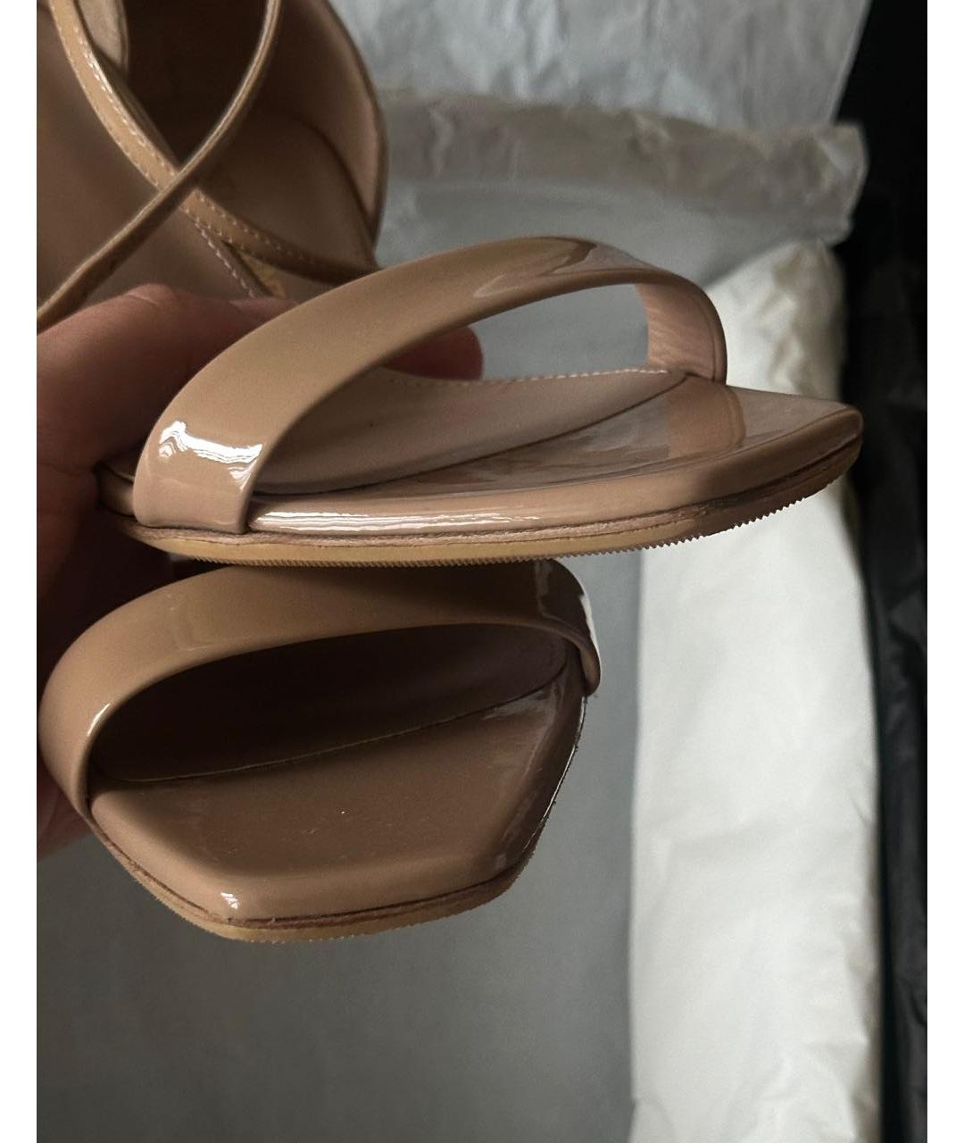 SAINT LAURENT Бежевые босоножки из лакированной кожи, фото 7