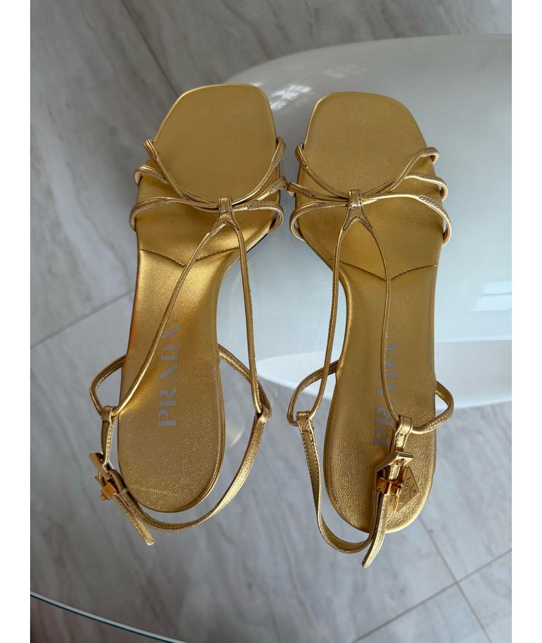 PRADA Золотые кожаные босоножки, фото 3