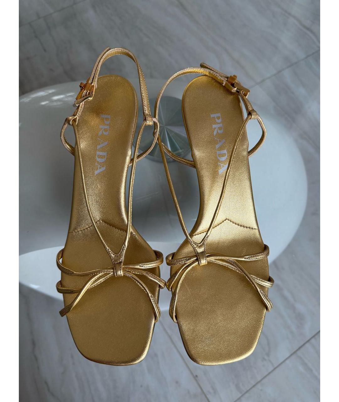 PRADA Золотые кожаные босоножки, фото 2