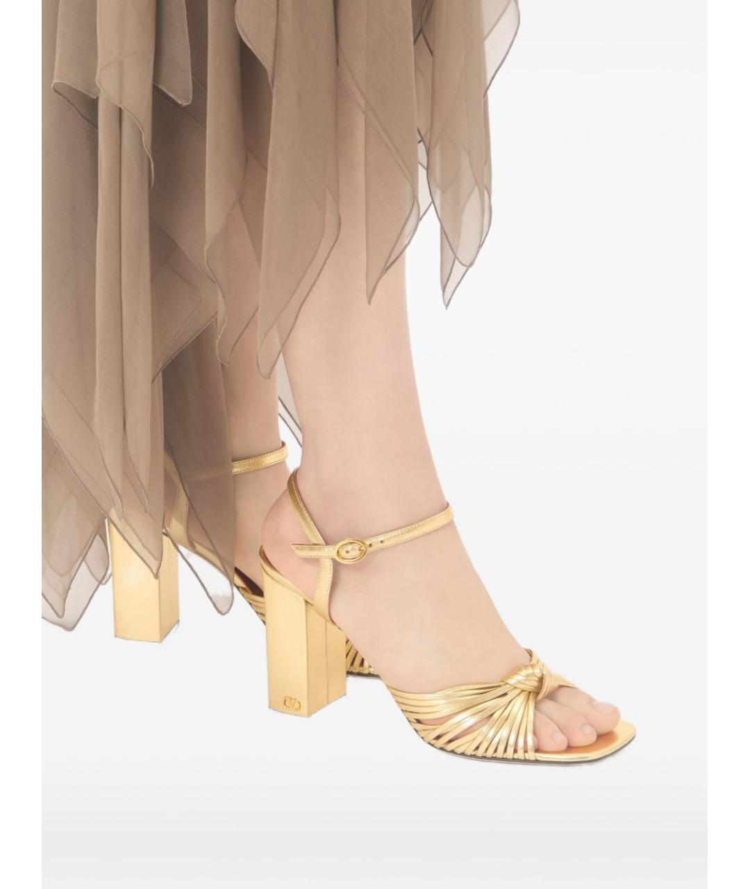 VALENTINO Золотые кожаные босоножки, фото 4