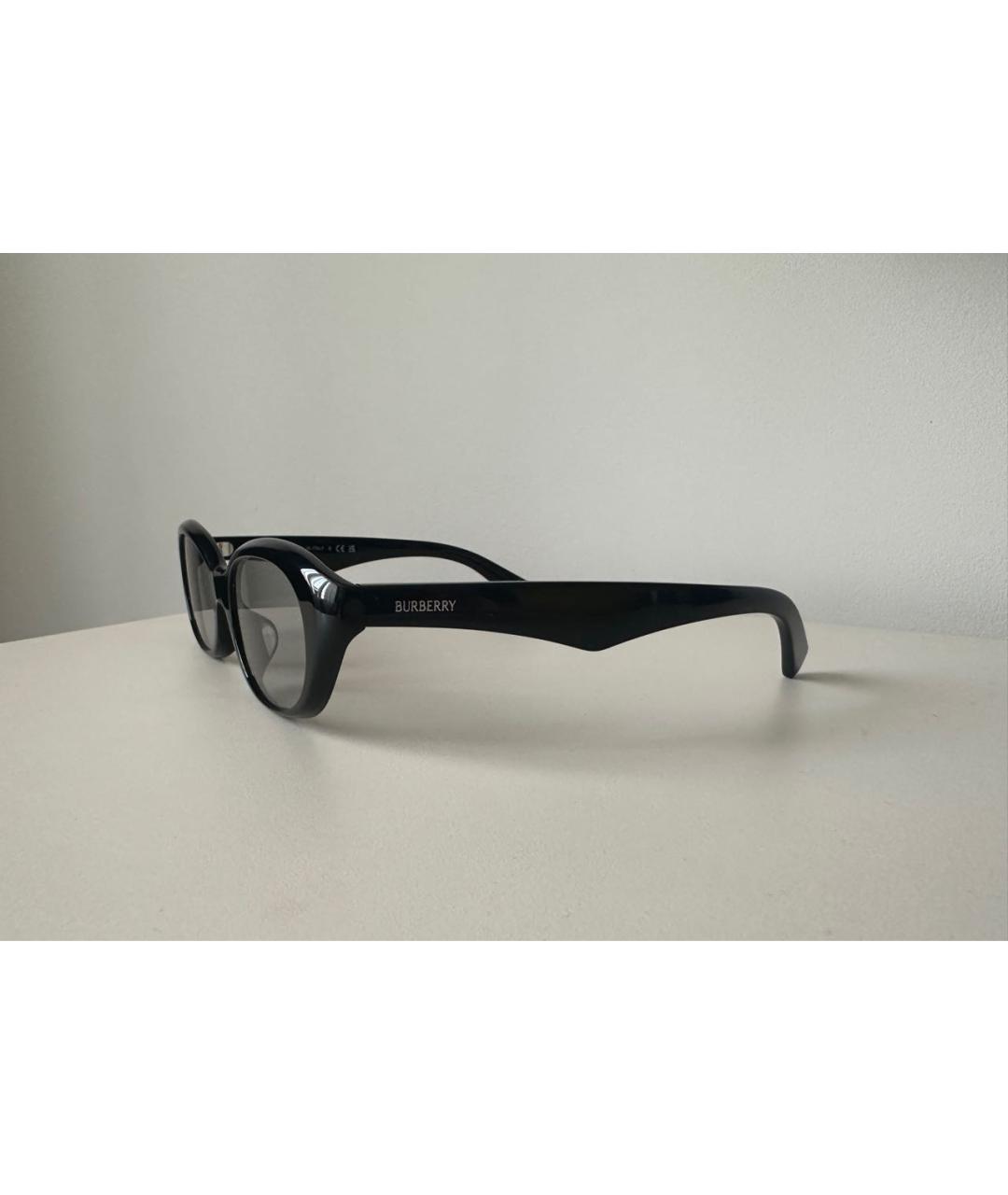 BURBERRY Черные пластиковые солнцезащитные очки, фото 2