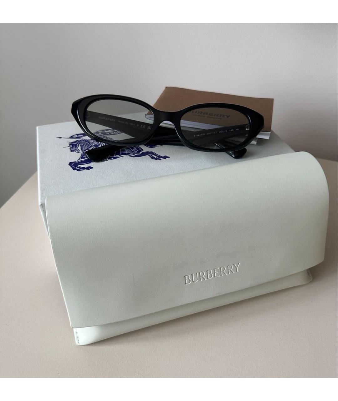 BURBERRY Черные пластиковые солнцезащитные очки, фото 4